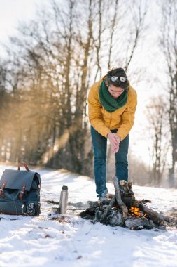 Genç adam kış ormanında