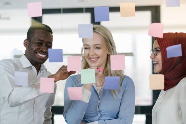 Yapışkan notlara bakarak ortakları 