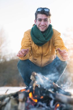 Yakışıklı beyaz izci adam 
