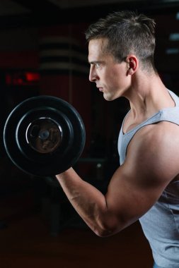 Atletik erkek spor salonunda eğitim 