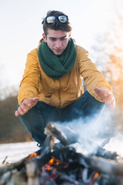 Yakışıklı beyaz izci adam 