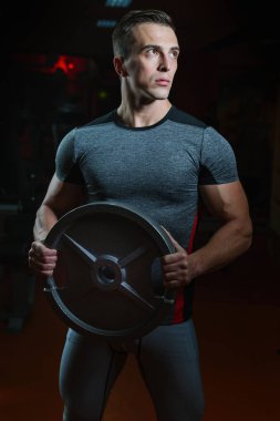 Atletik erkek spor salonunda eğitim 