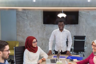 İş adamları toplantım var.