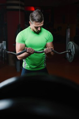 spor salonunda genç adam