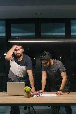 Ofiste çalışan iş adamları