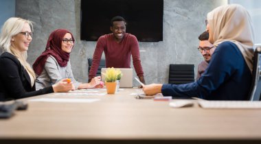 Ofiste çok kültürlü iş takım