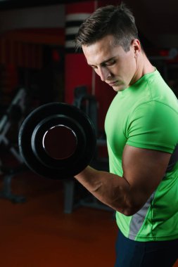 Atletik erkek spor salonunda eğitim 