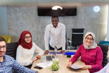 Modern ofis toplantı uymak