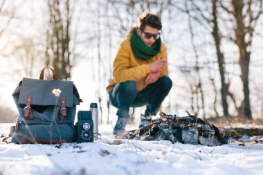 Adam dağda kamp ateşi rahatlatıcı