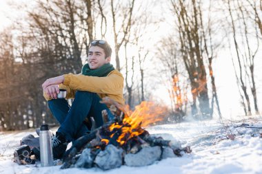 Adam dağda kamp ateşi rahatlatıcı