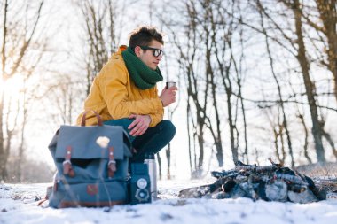 Adam dağda kamp ateşi rahatlatıcı