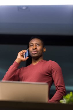 ofiste genç Afro-Amerikalı işadamı