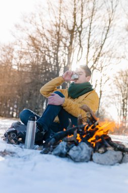 Adam dağda kamp ateşi rahatlatıcı