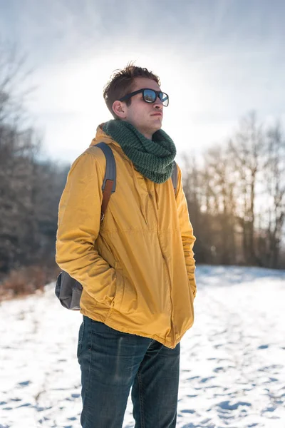 Νεαρός άνδρας στο χειμερινό δάσος — Φωτογραφία Αρχείου