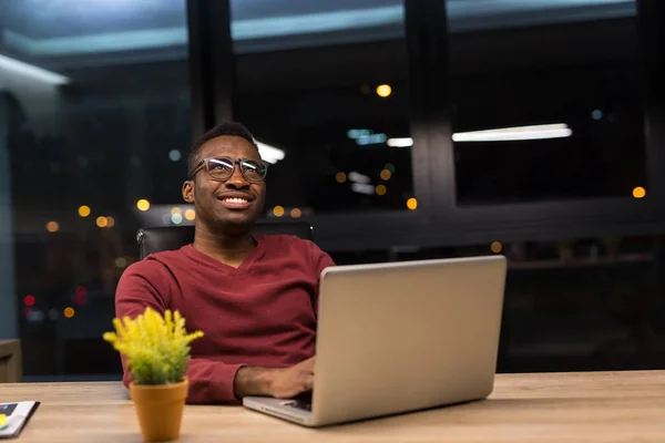 オフィスでの若いアフリカ系アメリカ人実業家 — ストック写真