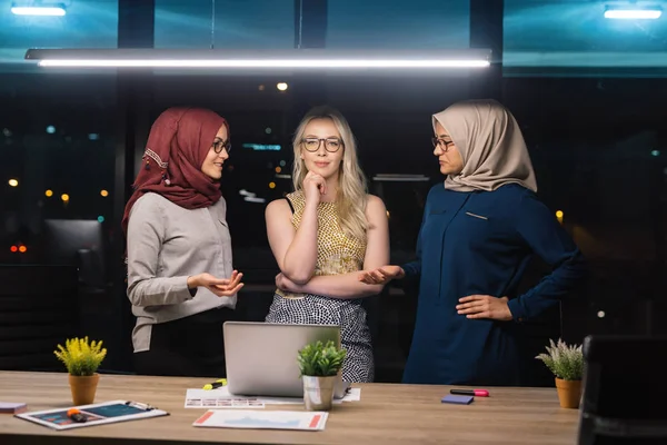 Collèges féminins travaillant au bureau — Photo