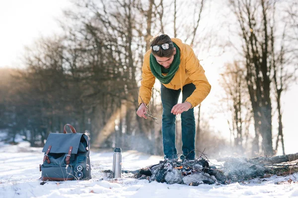 Genç adam kış ormanında