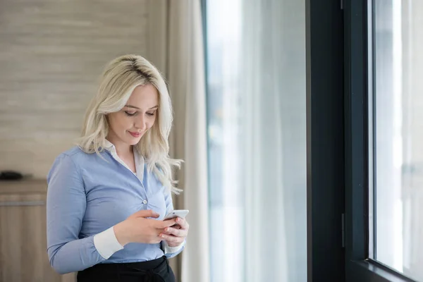 Jonge Zakenvrouw Telefoon — Stockfoto