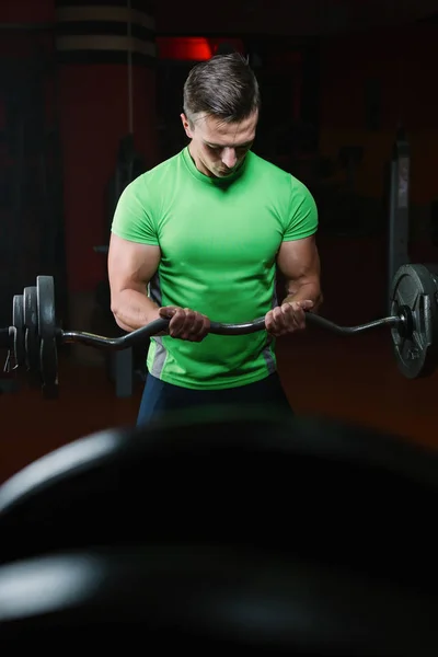 Joven en el gimnasio — Foto de Stock