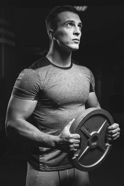 Hombre atlético entrenando en el gimnasio — Foto de Stock