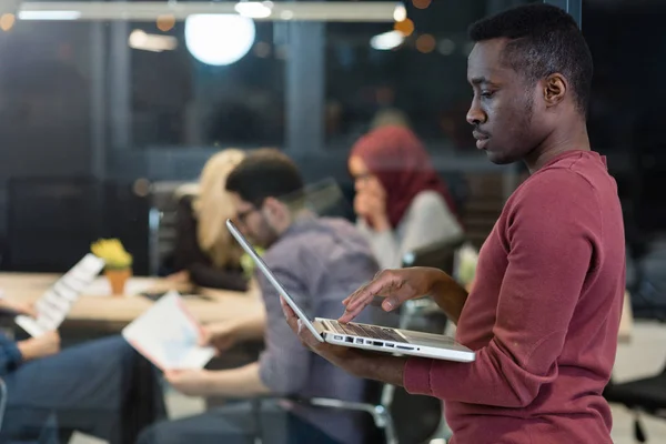 Joven que trabaja en la oficina — Foto de Stock