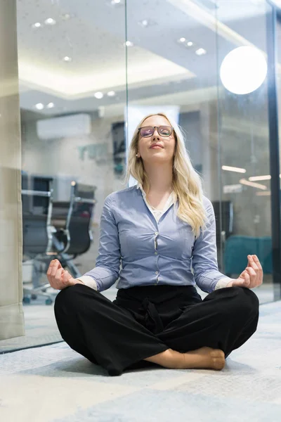 Mujer de negocios rubia en la oficina moderna — Foto de Stock