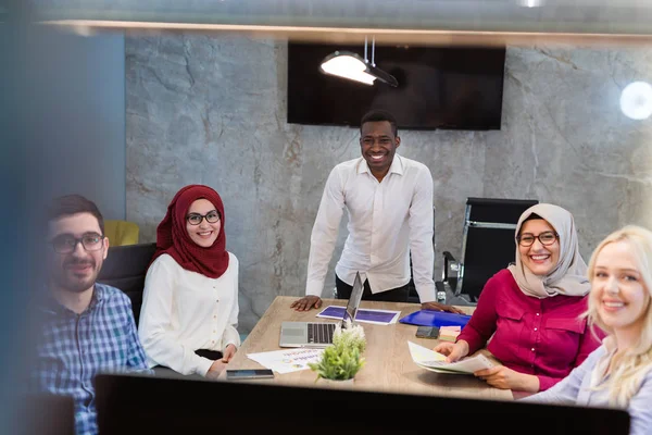 Ofiste çok kültürlü iş takım