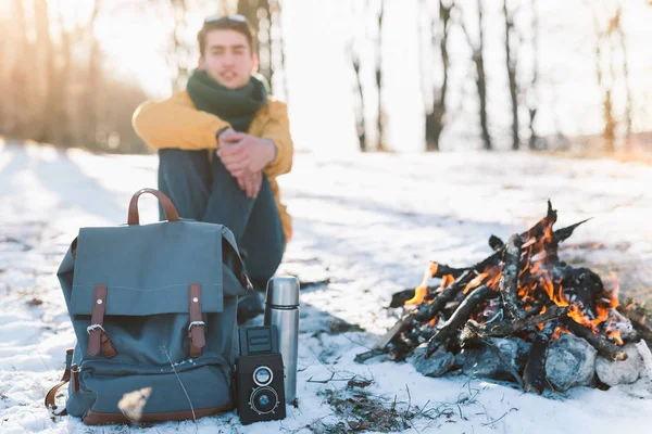 Adam dağda kamp ateşi rahatlatıcı