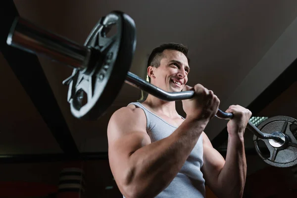 Hombre atlético entrenando en el gimnasio — Foto de Stock