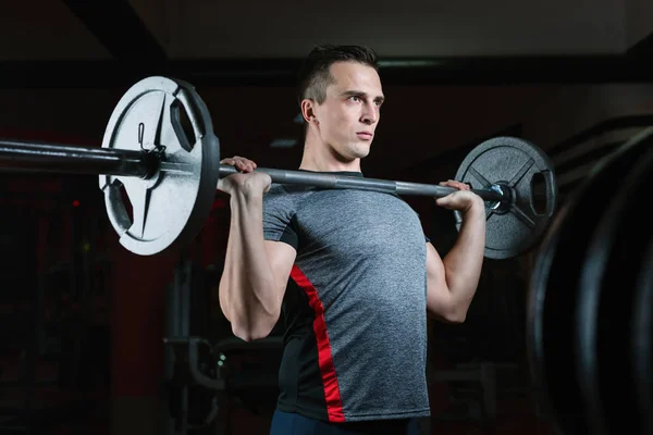 Atletische man training in de sportschool — Stockfoto