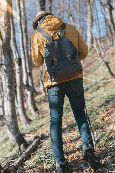 Ormandaki genç adam