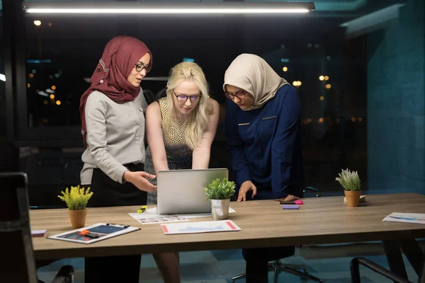 Kvinnliga kollegor som arbetar i office — Stockfoto