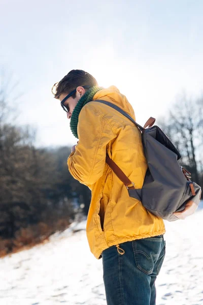 Giovane nella foresta invernale — Foto Stock