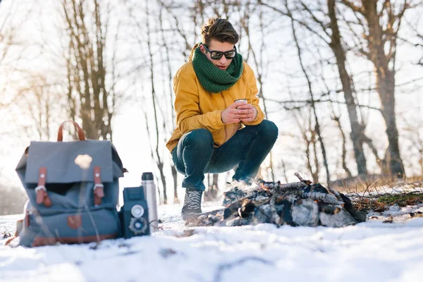 Adam dağda kamp ateşi rahatlatıcı