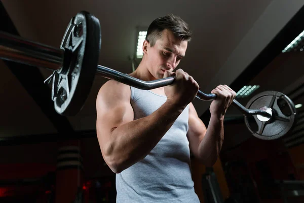 健壮的男人在健身房训练 — 图库照片