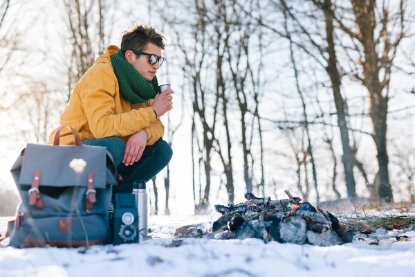 Adam dağda kamp ateşi rahatlatıcı