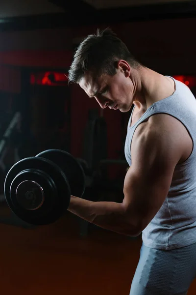 Hombre atlético entrenando en el gimnasio — Foto de Stock