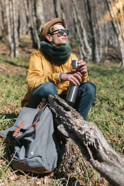 Jeune homme dans la forêt — Photo