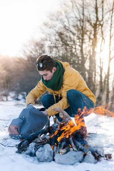Adam dağda kamp ateşi rahatlatıcı
