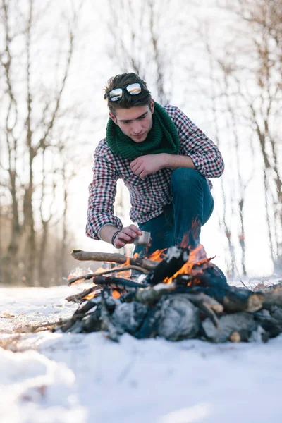 Yakışıklı beyaz izci adam 