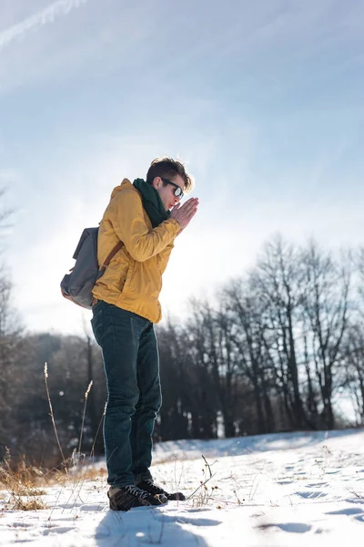 Genç adam kış ormanında