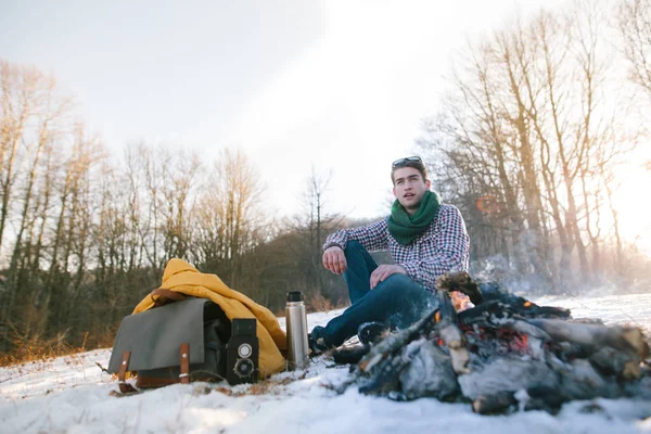 Yakışıklı beyaz izci adam 
