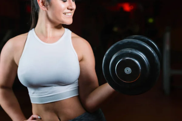 Sportliches Frauentraining im Fitnessstudio — Stockfoto