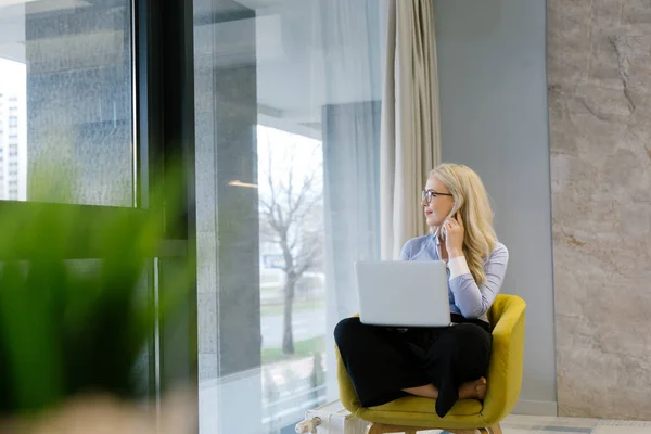 Mujer de negocios rubia en la oficina moderna — Foto de Stock