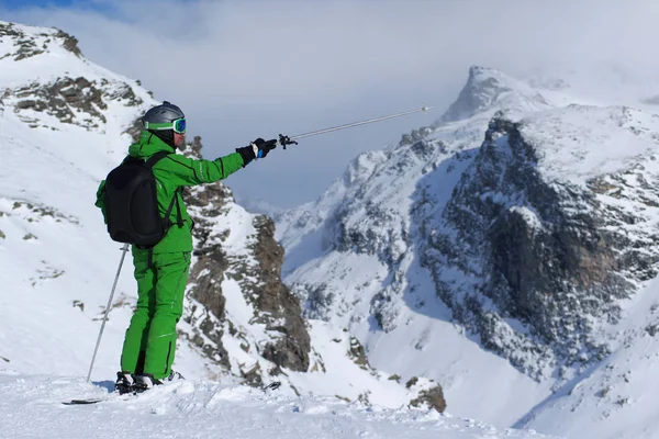 Hombre esquiando en las montañas —  Fotos de Stock