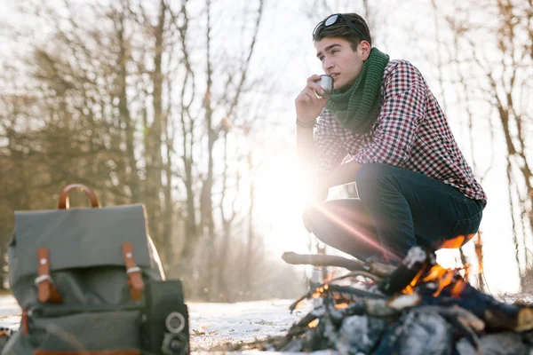 Yakışıklı beyaz izci adam 