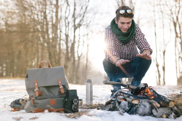 Yakışıklı beyaz izci adam 
