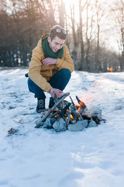 Adam dağda kamp ateşi rahatlatıcı