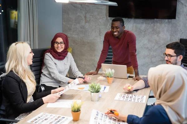 Ofiste çok kültürlü iş takım