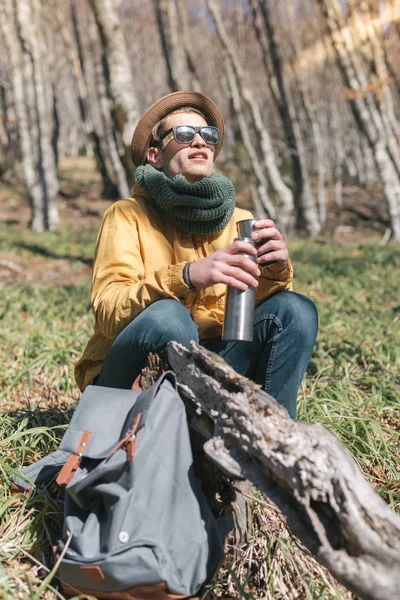 Ormandaki genç adam